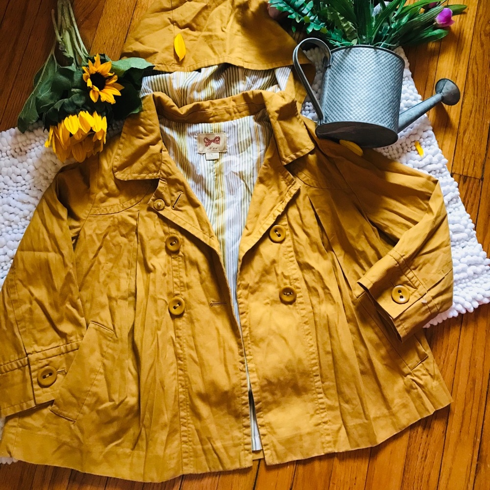 Xxi -Yellow or tan color. Size L. Jacket with hat.